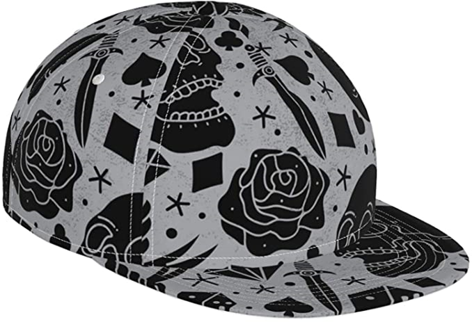 gorra beisbol gris con dibujos en negro de rosas calaveras espadas dados picas